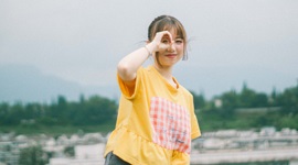 右手を右目に当てているアジア人女性の写真