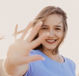 青いトップスを着た女性の浅いフォーカス写真