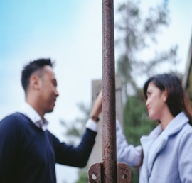 見つめ合う男女の写真
